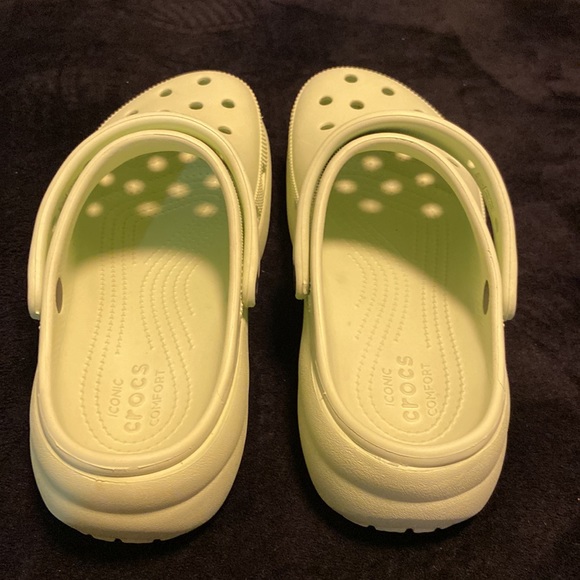 classic light green platform crocs, women’s size 9.5—men’s size 7.5 - Picture 4 of 5